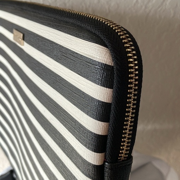Kate Spade: Black/White Strip Computer Laptop Padded Zip Case/Sleeve - Picture 4 of 16